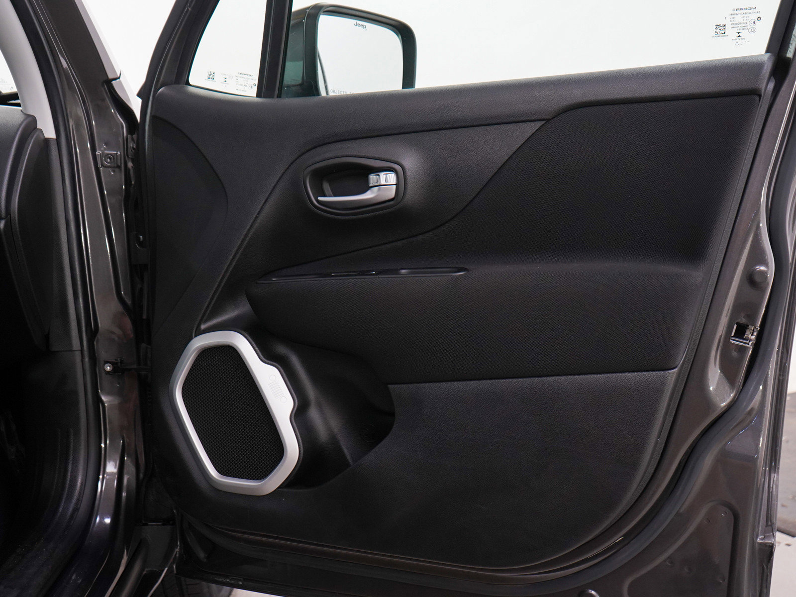 Used 2020 Jeep Renegade Latitude w/ Cold Weather Group AWD/4WD image 9