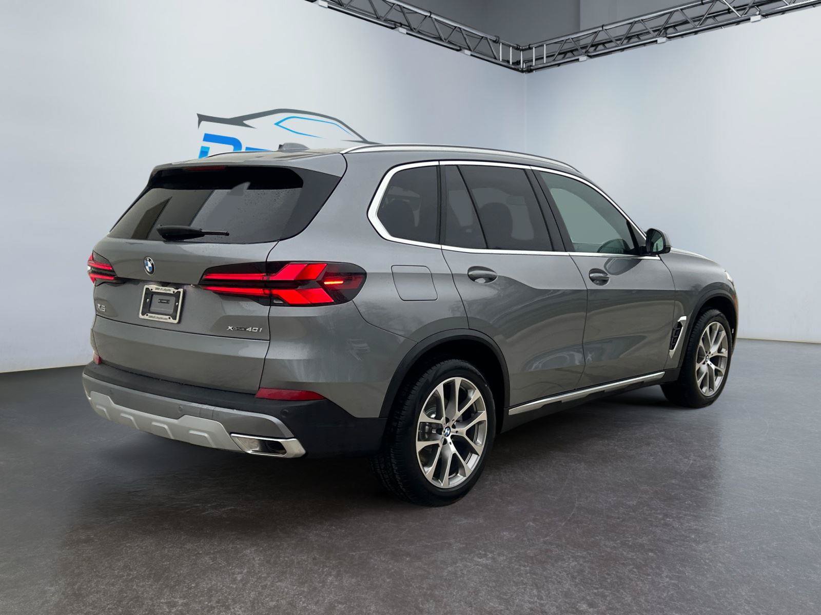 Used 2024 BMW X5 xDrive40i w/ Premium Package AWD/4WD image 3