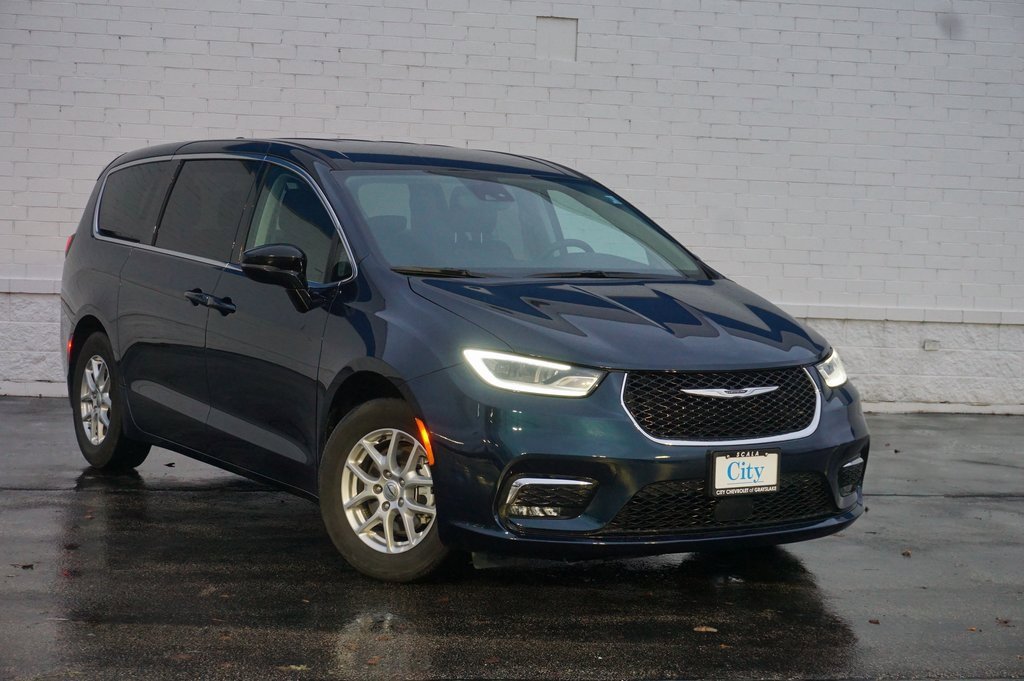 Used 2024 Chrysler Pacifica Touring-L image 2