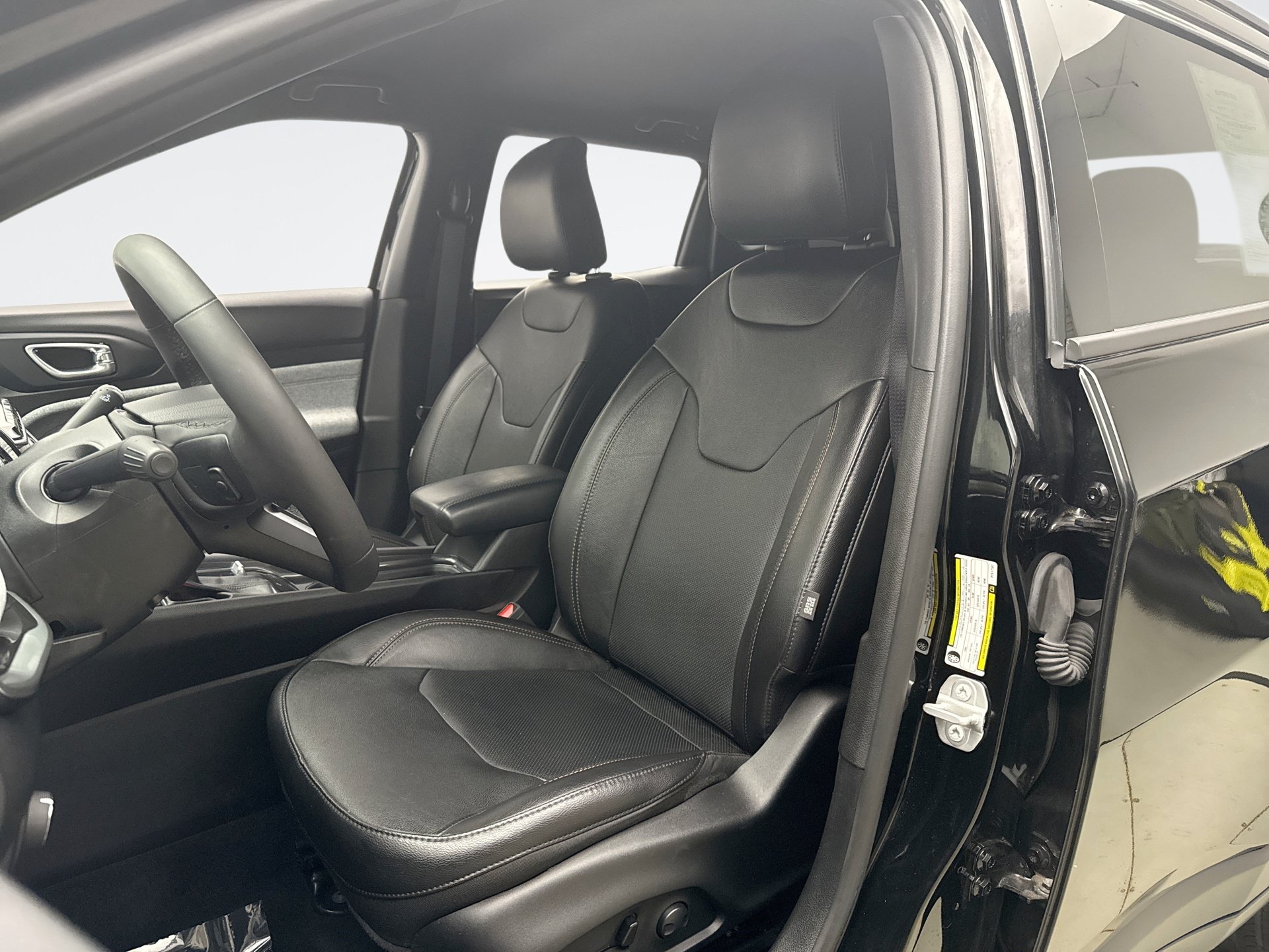Used 2023 Jeep Compass Latitude AWD/4WD image 11