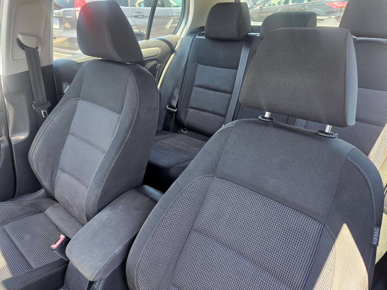 Used 2012 Volkswagen Golf 4-Door FWD image 13