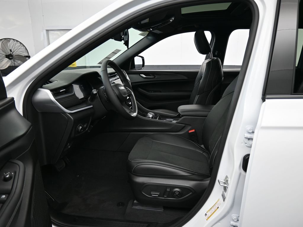 New 2025 Jeep Grand Cherokee Altitude image 12