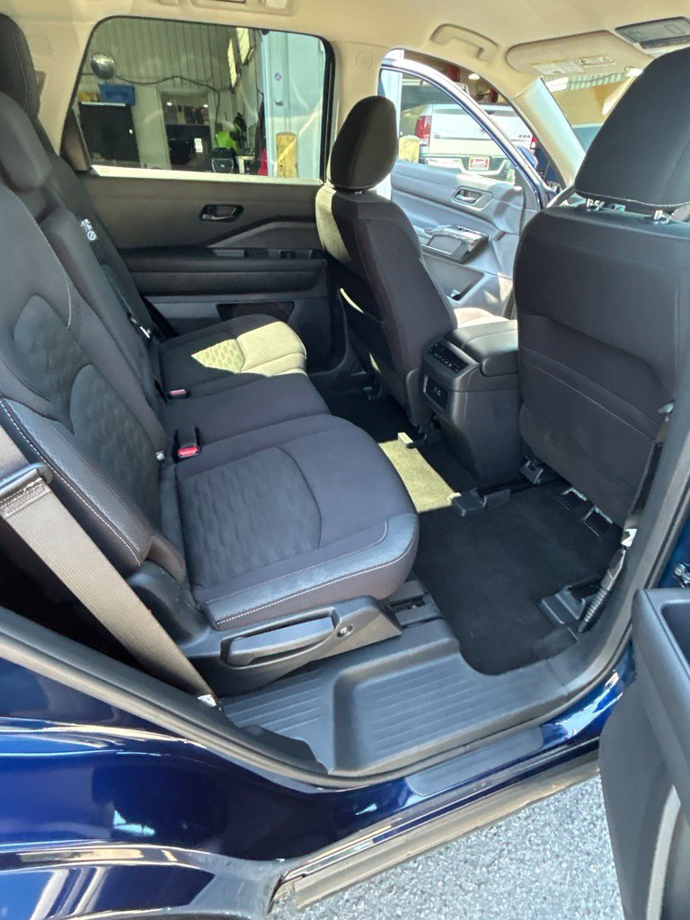 Used 2025 Nissan Pathfinder SV FWD image 13