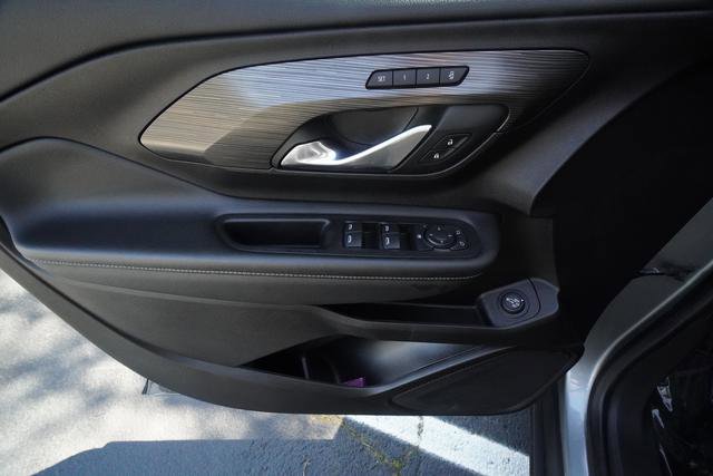 Used 2024 GMC Terrain SLT image 25