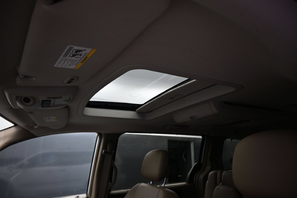Used 2016 Chrysler Town & Country Touring-L FWD image 13