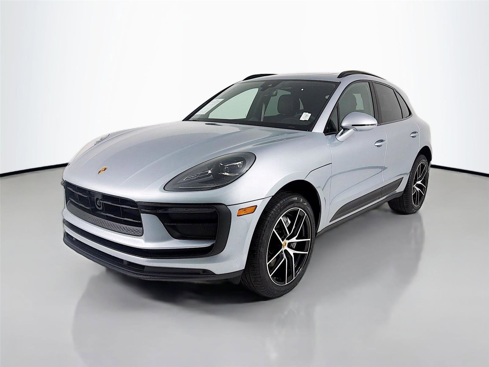 Certified 2025 Porsche Macan image 1