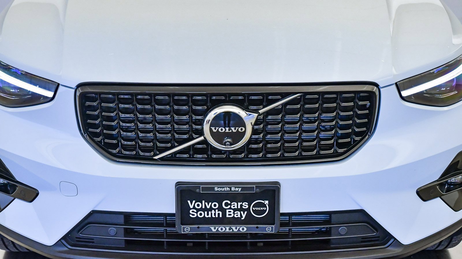 Certified 2025 Volvo XC40 B5 Plus w/ Climate Package image 8