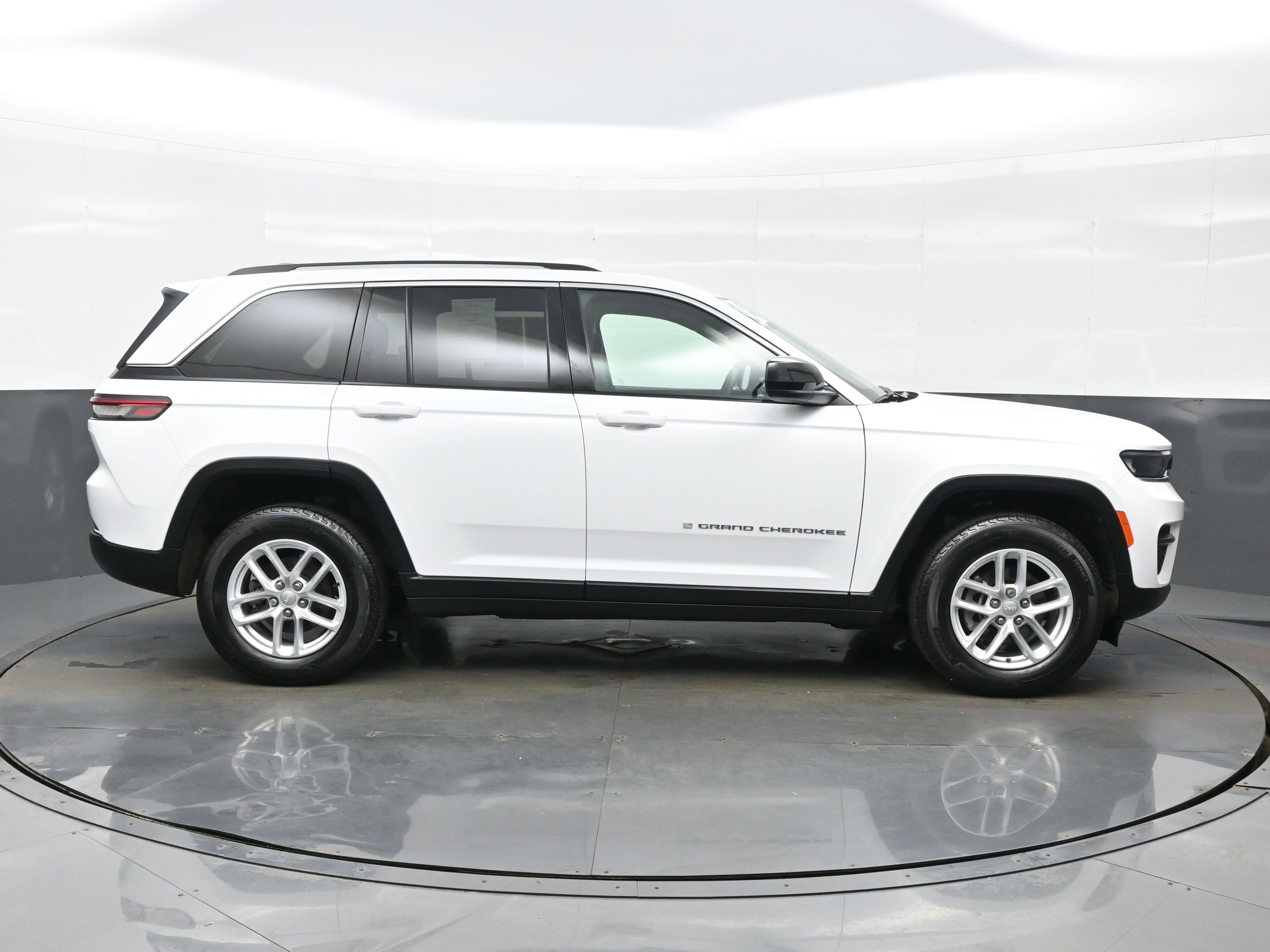 Used 2024 Jeep Grand Cherokee Laredo X image 7