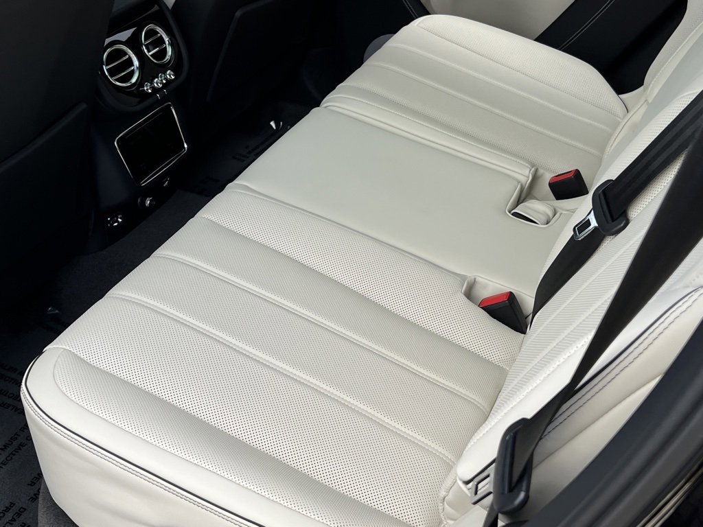 Used 2025 Bentley Bentayga image 19