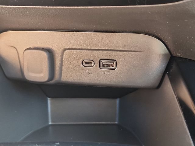Used 2025 Chevrolet Trax LT w/ LT Convenience Package FWD image 17