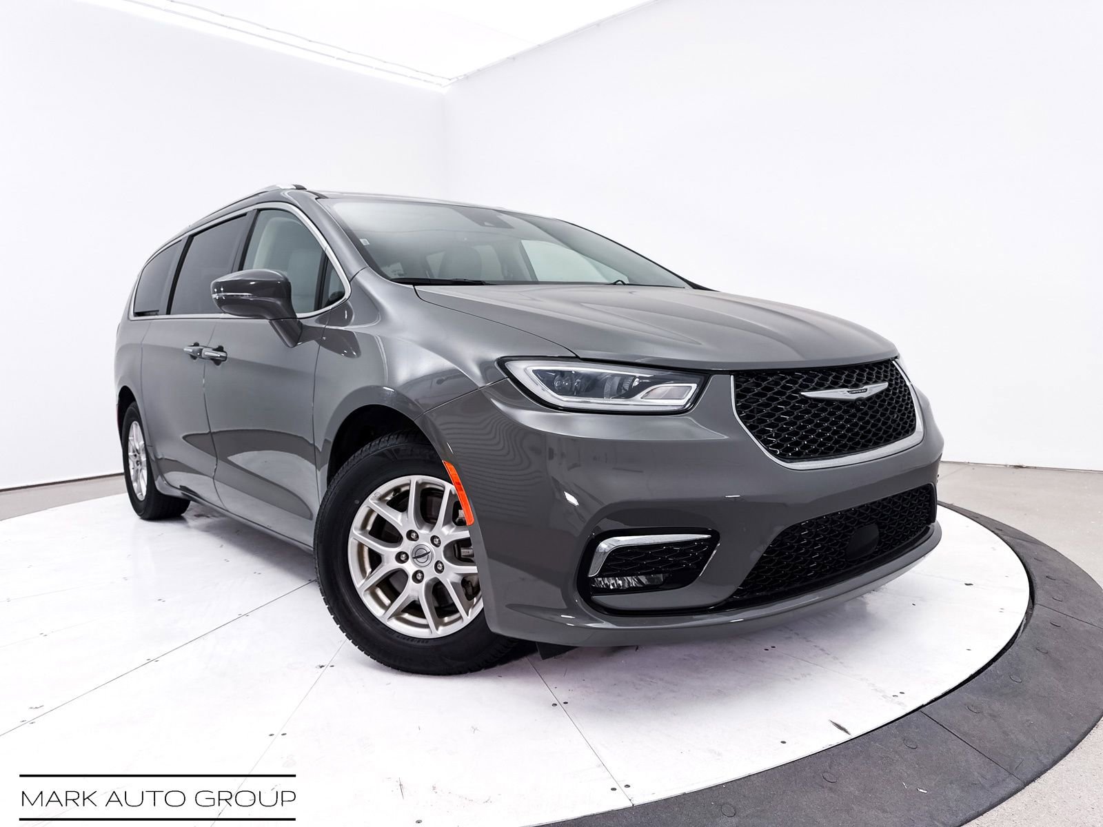 Used 2021 Chrysler Pacifica Touring-L FWD image 1