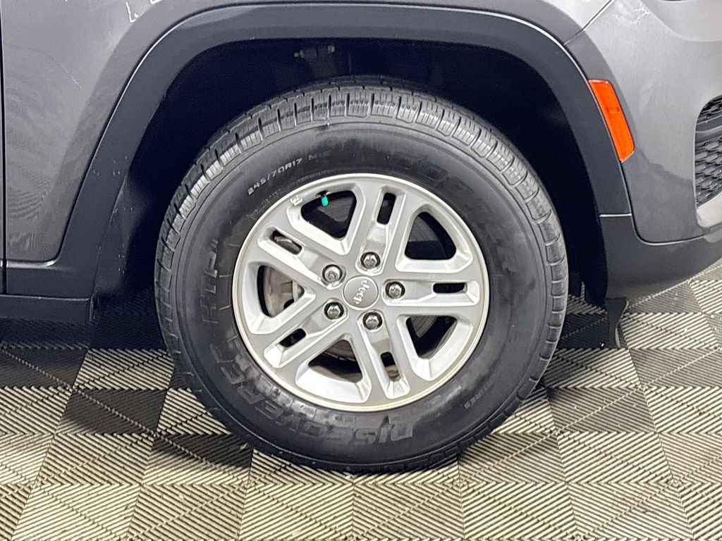 Used 2023 Jeep Grand Cherokee Laredo w/ Luxury Tech Group I AWD/4WD image 22