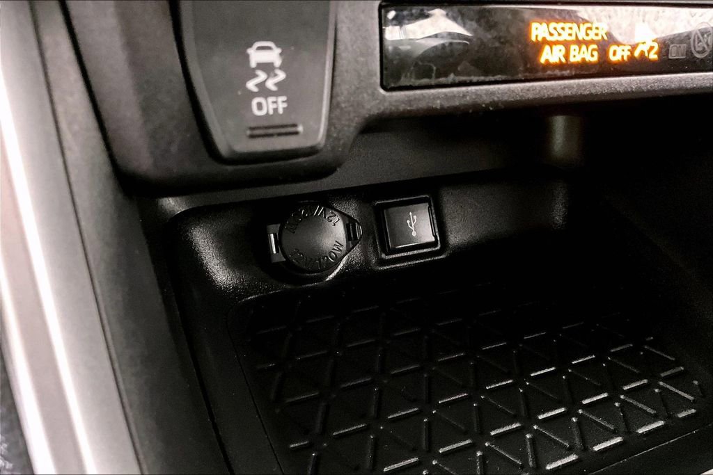 Used 2021 Toyota RAV4 XLE Premium image 16