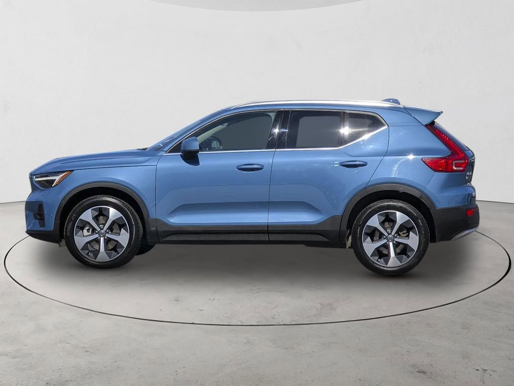 Certified 2025 Volvo XC40 B5 Plus AWD/4WD image 9