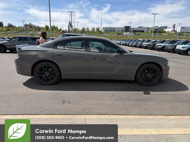 Used 2018 Dodge Charger SXT w/ Blacktop Package RWD image 4
