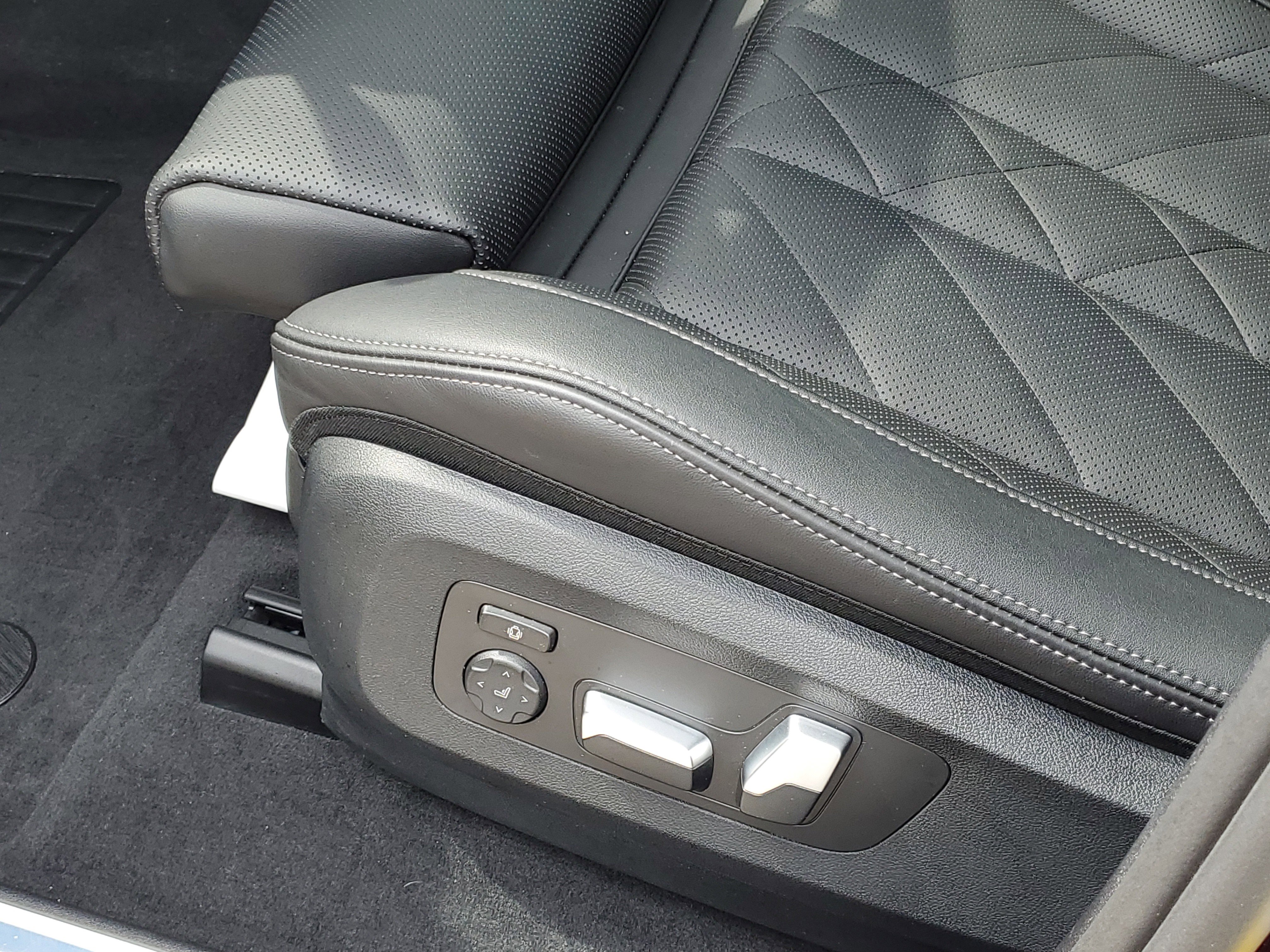 Certified 2024 BMW X6 xDrive40i w/ Premium Package image 9