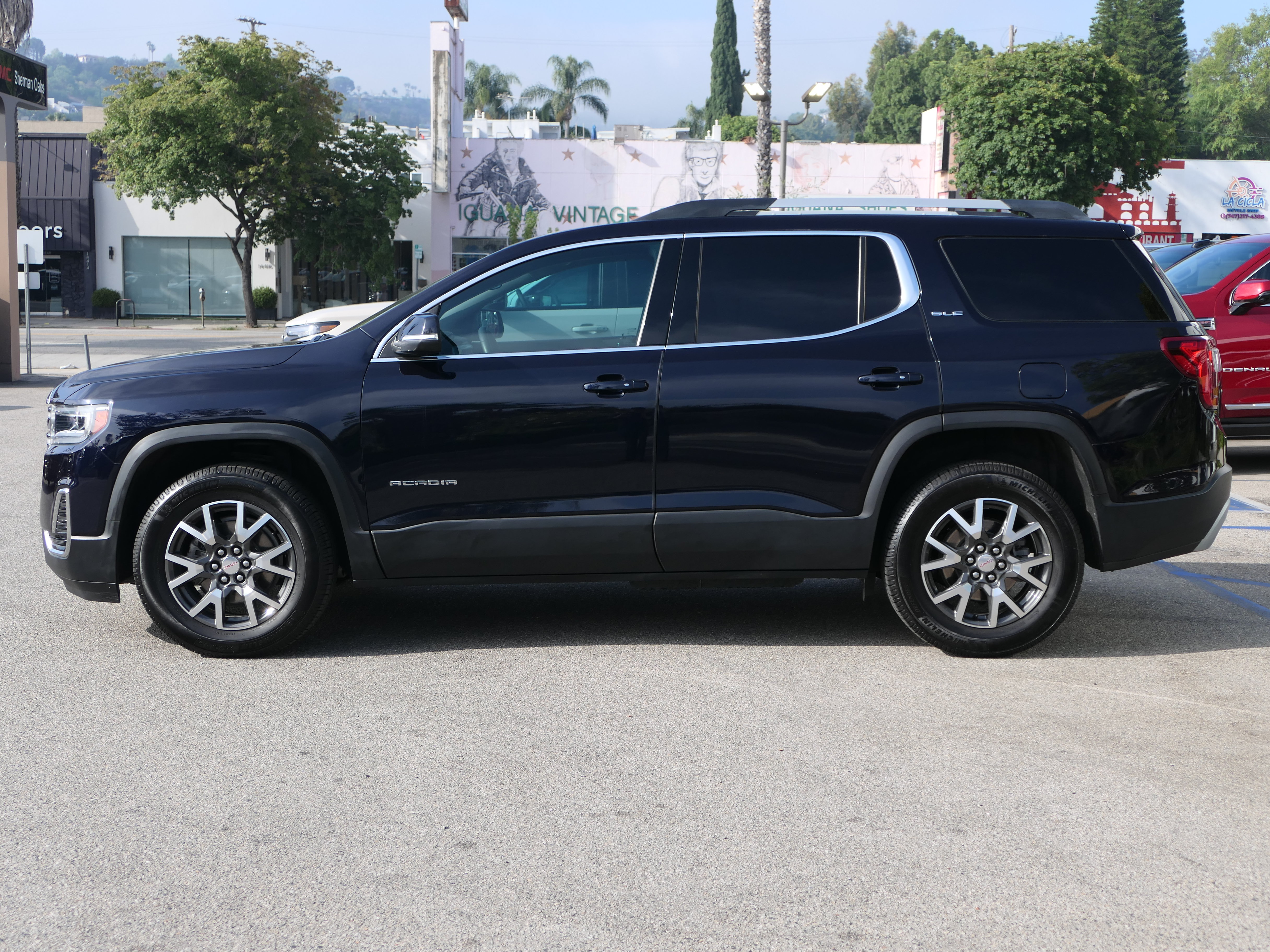 Used 2021 GMC Acadia SLE w/ Driver Convenience Package FWD image 2