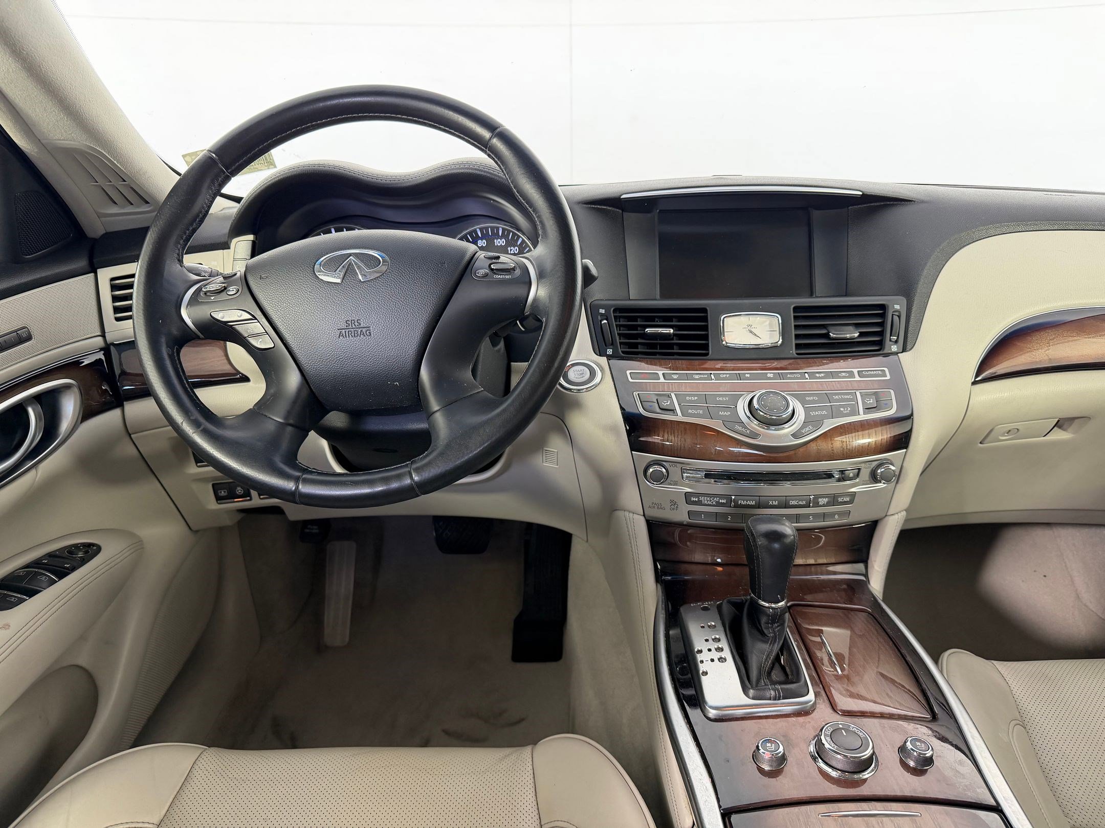 Used 2011 INFINITI M56 w/ Deluxe Touring Pkg image 28