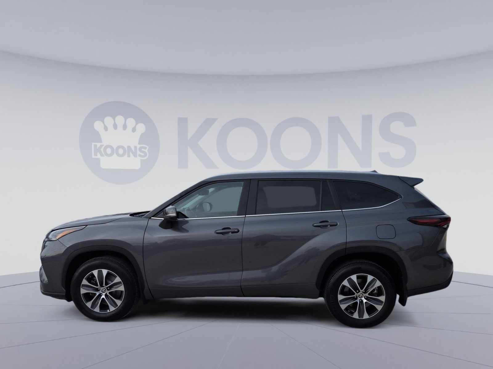 Used 2024 Toyota Highlander LE image 2