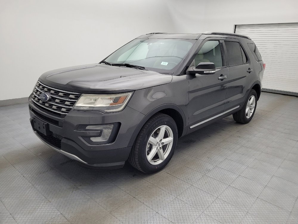Used 2017 Ford Explorer XLT w/ Equipment Group 202A image 2