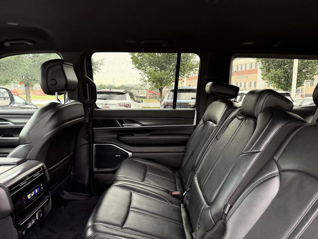 Certified 2024 Jeep Wagoneer Series II w/ Flexible Seating Group AWD/4WD image 17