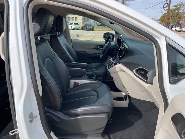 Used 2024 Chrysler Pacifica Touring-L image 27