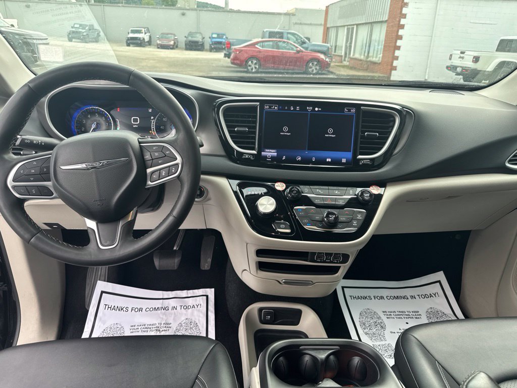 Used 2024 Chrysler Pacifica Touring-L FWD image 12