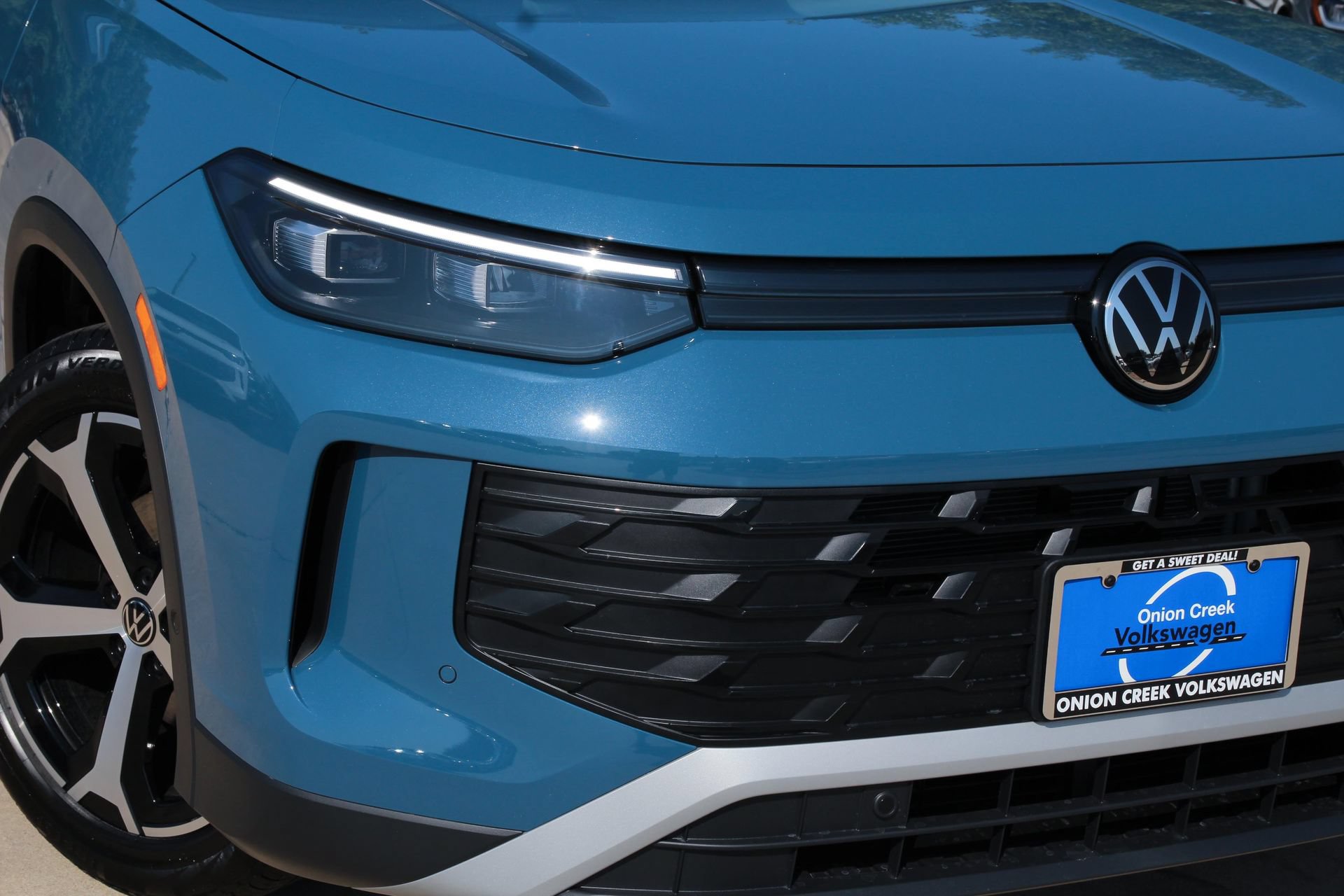 Certified 2025 Volkswagen Tiguan SE FWD image 3