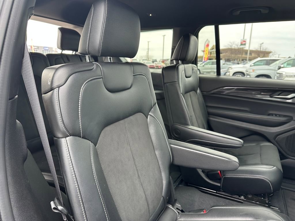 Used 2023 Jeep Grand Cherokee L Laredo image 15