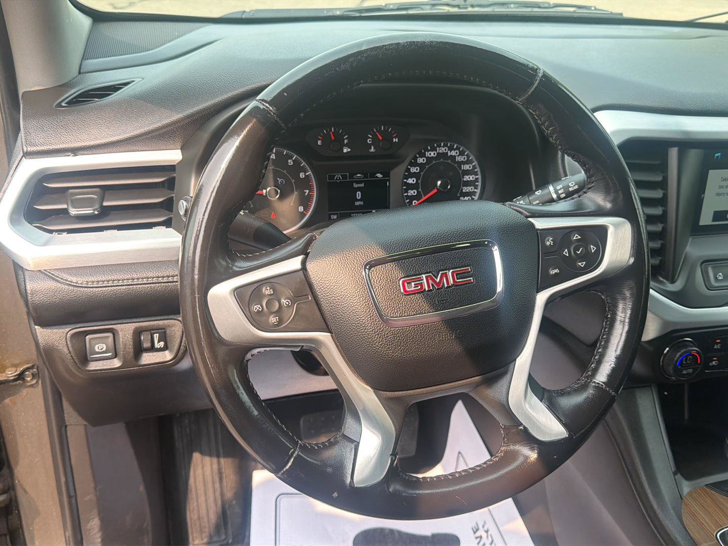 Used 2019 GMC Acadia SLE AWD/4WD image 17