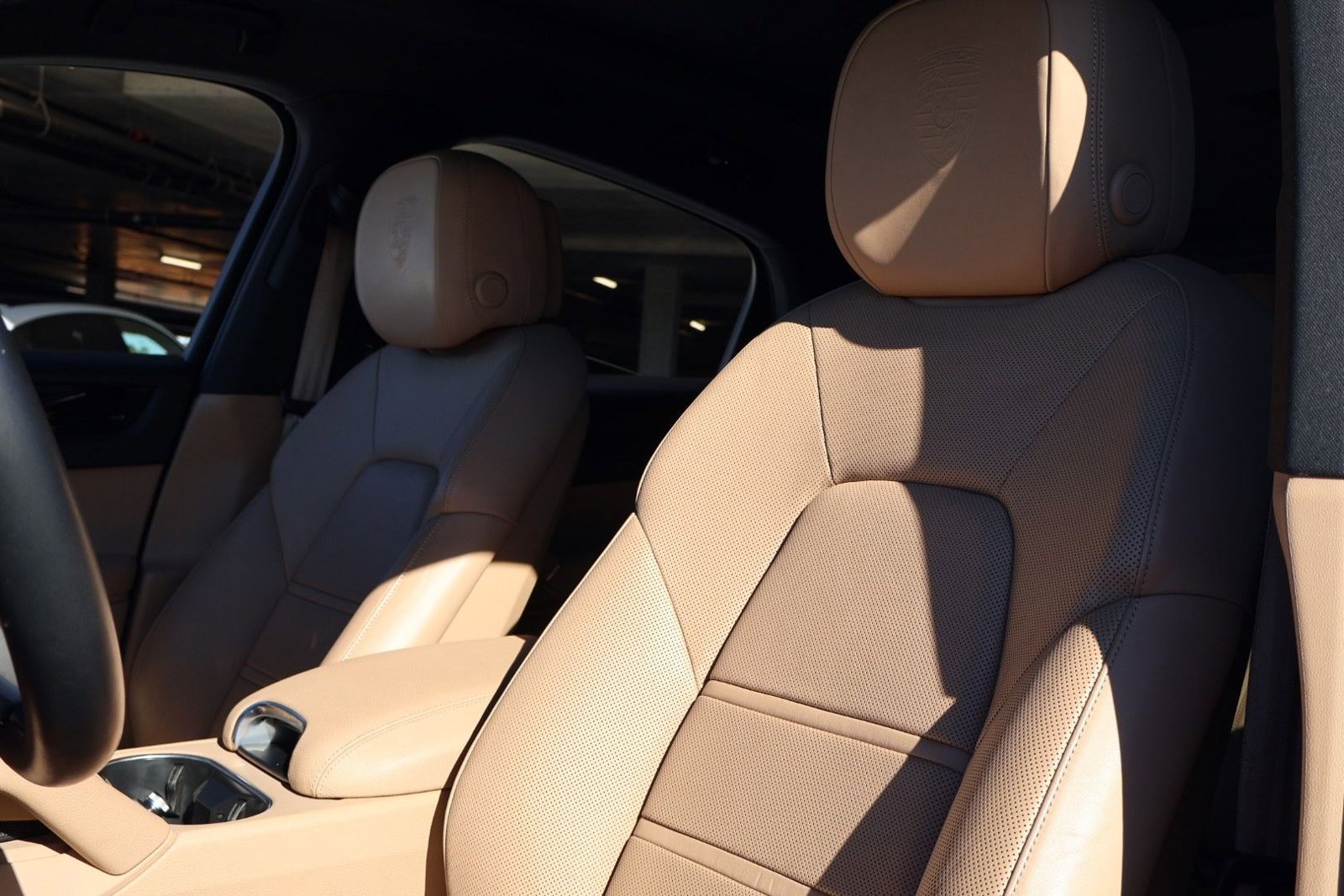 Certified 2023 Porsche Cayenne Platinum Edition image 5