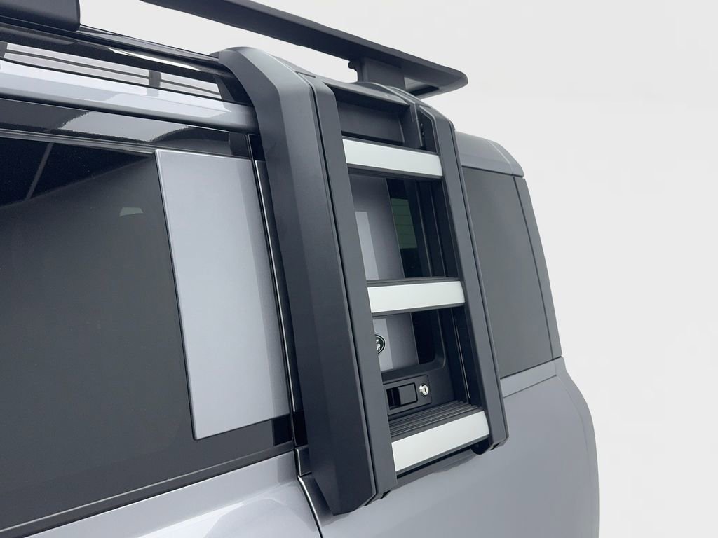 Used 2023 Land Rover Defender 110 SE image 17