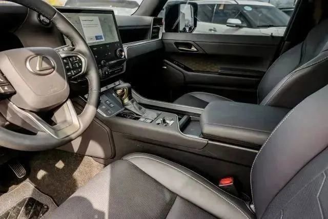 Used 2025 Lexus GX 550 image 25