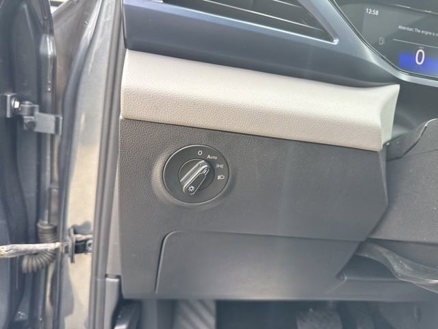 Used 2022 Volkswagen Taos SE w/ Panoramic Sunroof Package FWD image 22