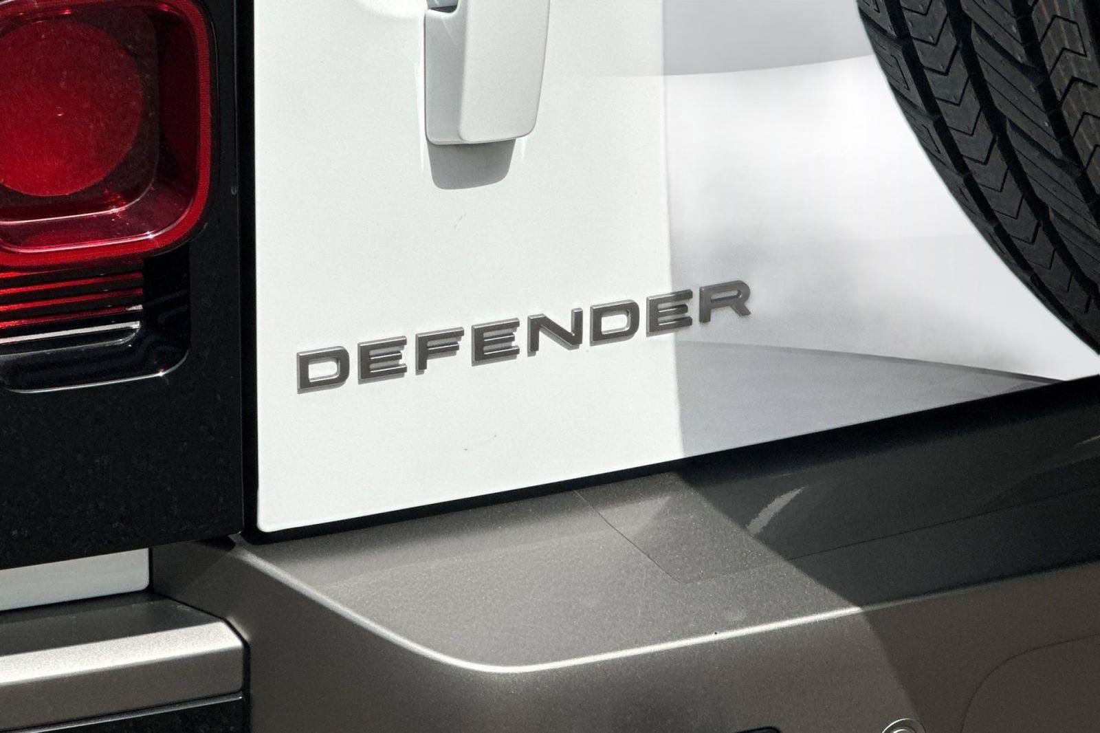 Certified 2024 Land Rover Defender 130 X-Dynamic SE AWD/4WD image 31