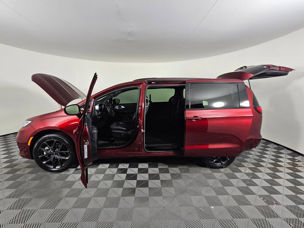 Used 2021 Chrysler Pacifica Touring-L w/ Uconnect Theater Family Group AWD/4WD image 16