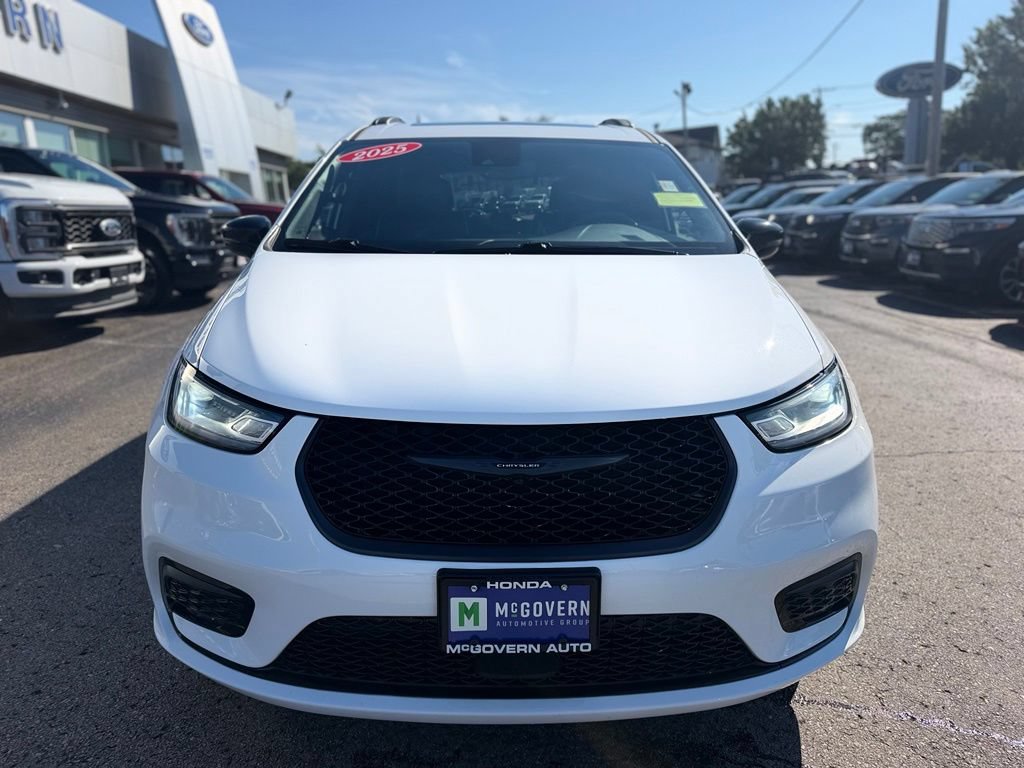 Used 2025 Chrysler Pacifica Limited FWD image 11