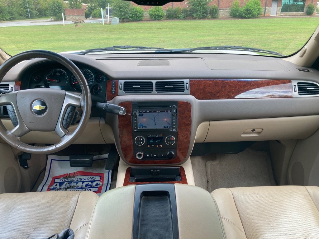 Used 2011 Chevrolet Suburban LTZ RWD image 2