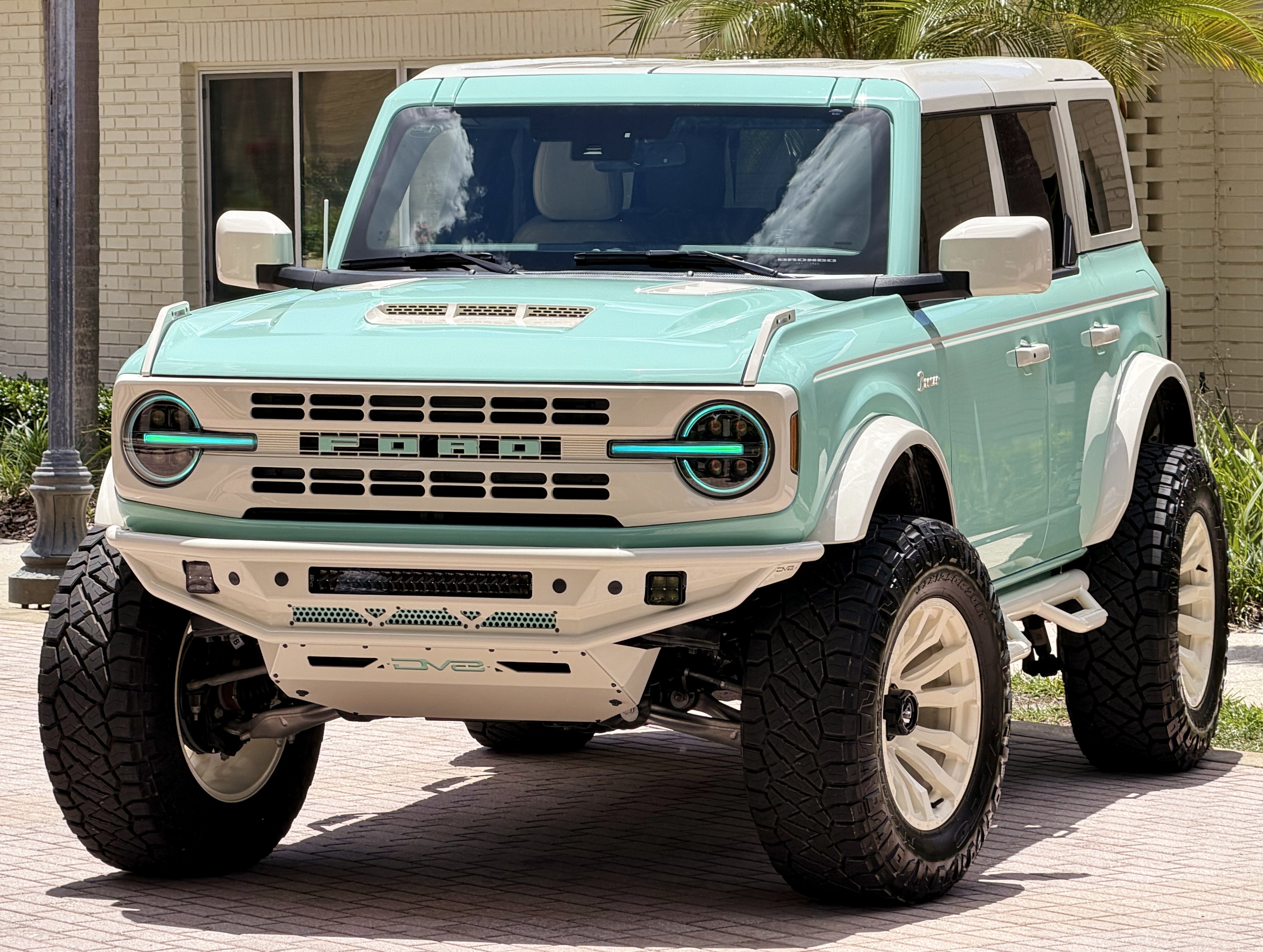 Used 2025 Ford Bronco Outer Banks AWD/4WD image 1