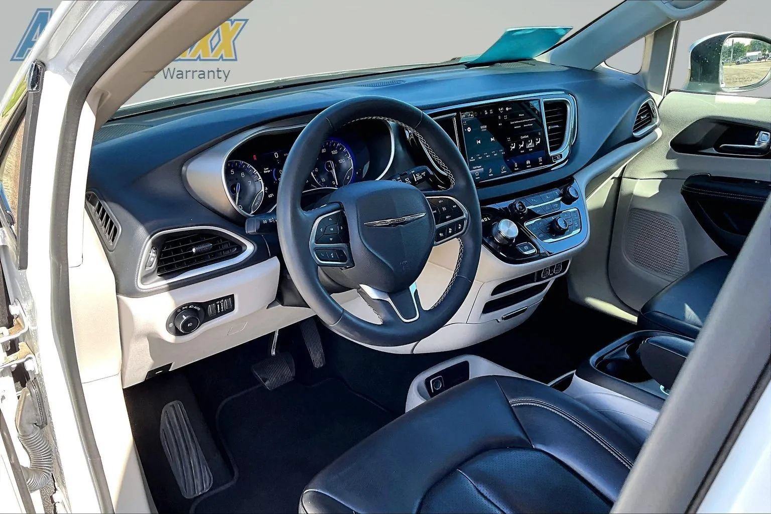 Used 2023 Chrysler Pacifica Touring-L FWD image 16