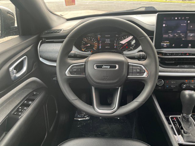 Used 2024 Jeep Compass Latitude image 11