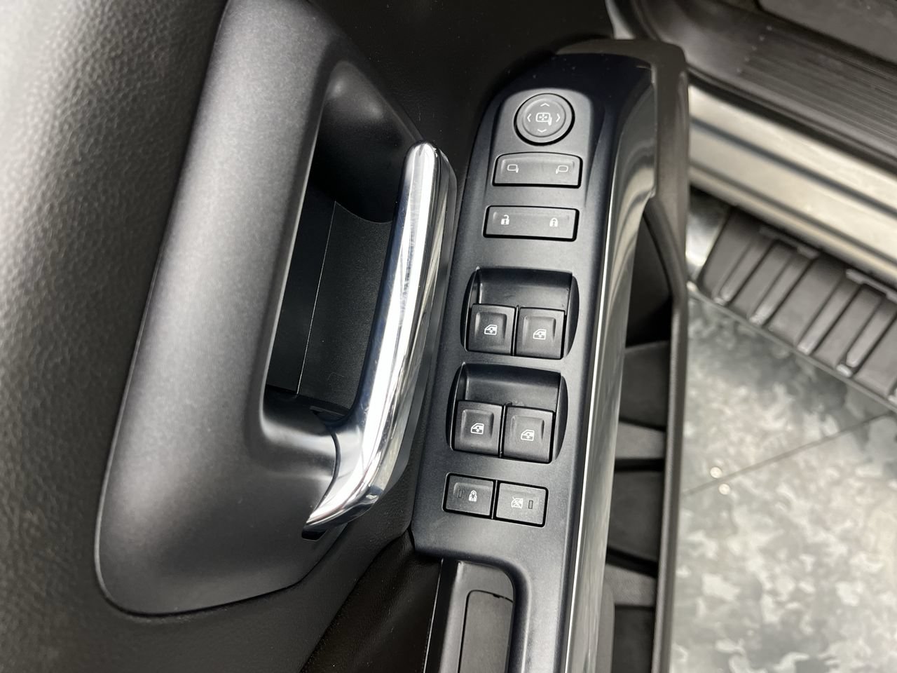 Used 2017 Chevrolet Silverado 1500 LT w/ All Star Edition AWD/4WD image 8