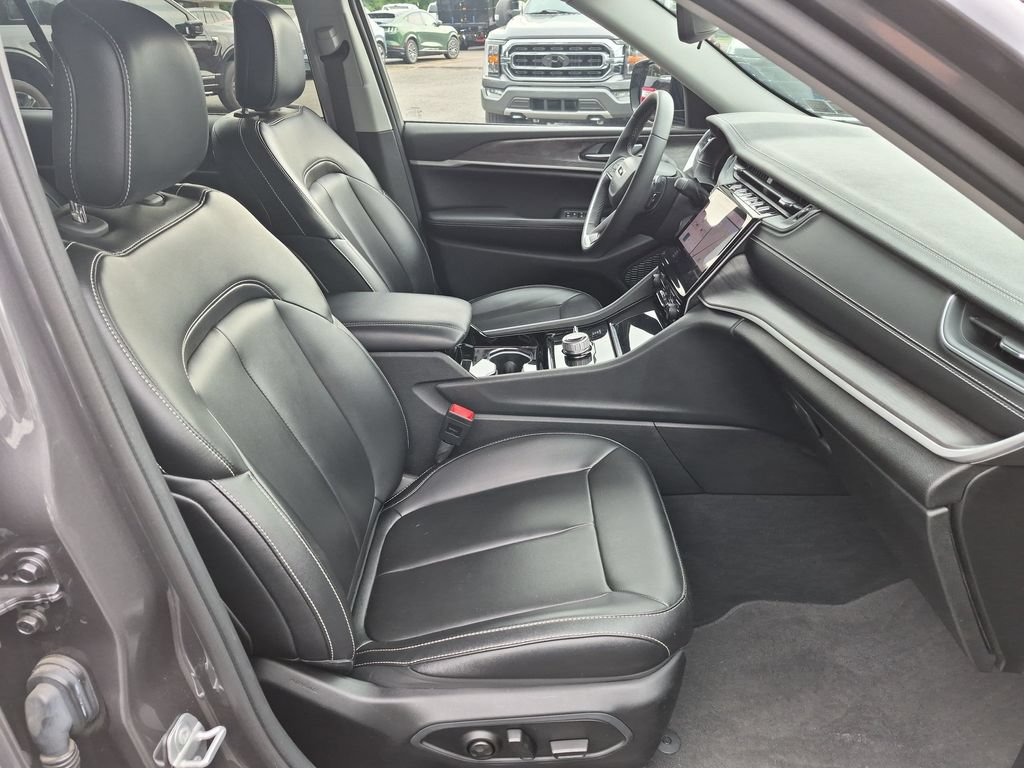 Used 2023 Jeep Grand Cherokee L Limited w/ Black Appearance Package AWD/4WD image 27