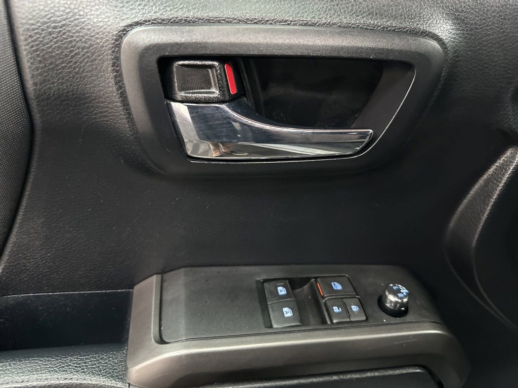 Used 2018 Toyota Tacoma SR5 AWD/4WD image 18