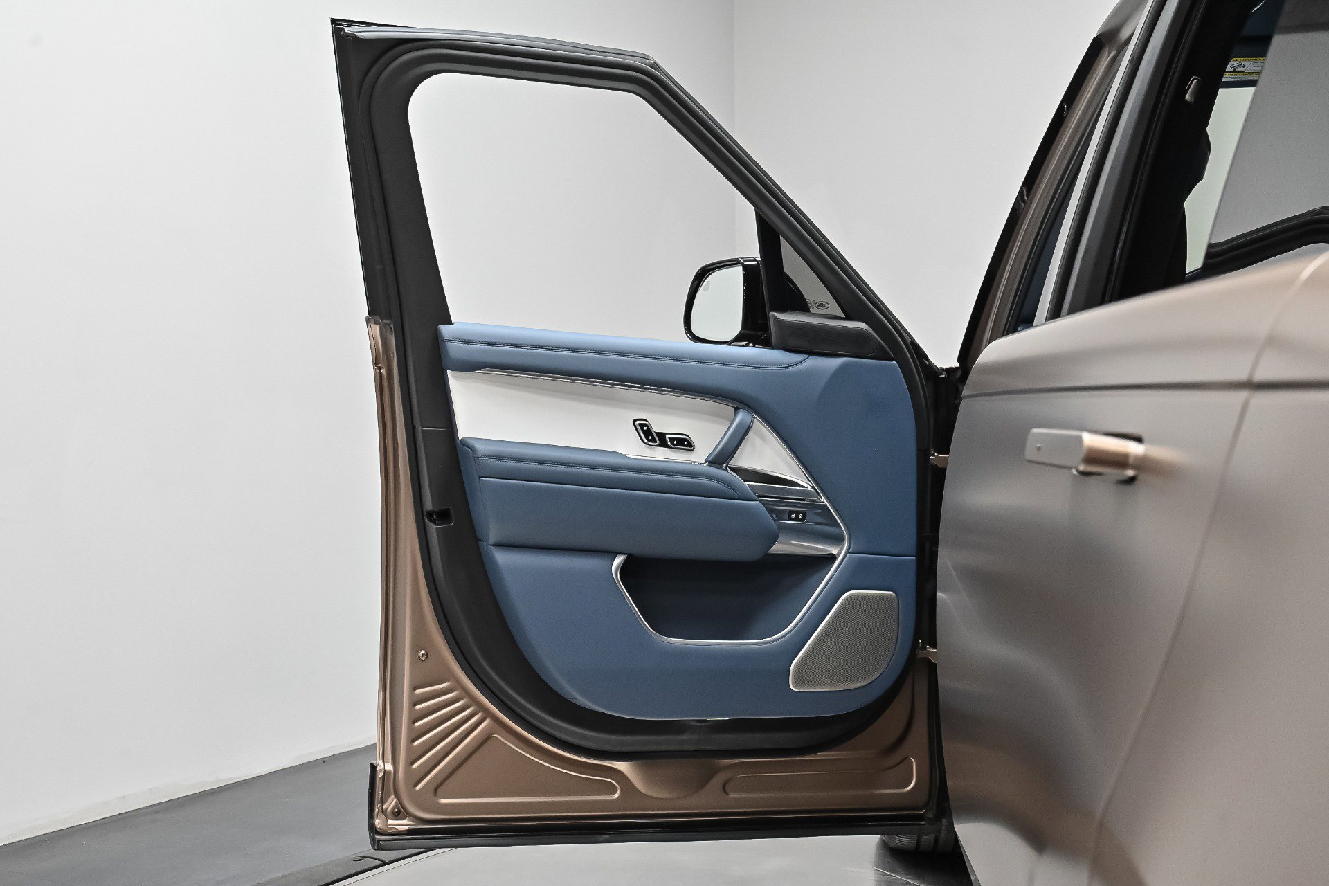 Used 2023 Land Rover Range Rover LWB SV Autobiography image 24