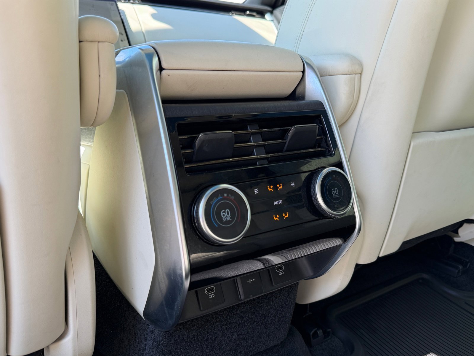 Used 2023 Land Rover Range Rover SE image 18