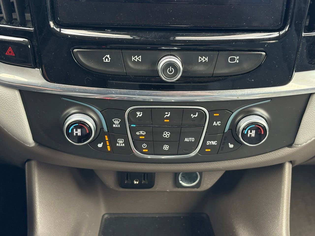 Used 2020 Chevrolet Traverse LT image 12