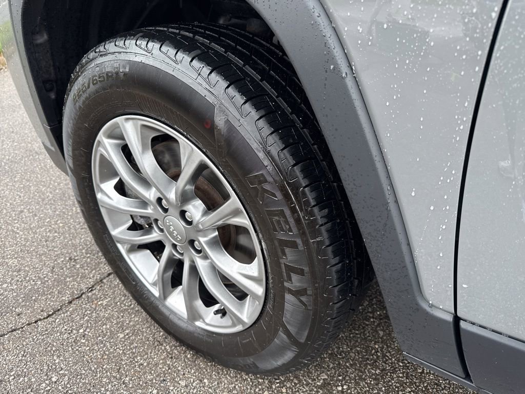 Used 2021 Jeep Cherokee Latitude Plus AWD/4WD image 35