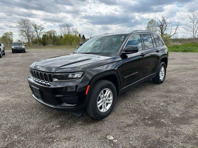 Used 2023 Jeep Grand Cherokee Laredo AWD/4WD image 2