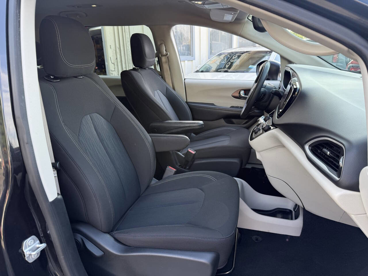 Used 2022 Chrysler Voyager LX image 15